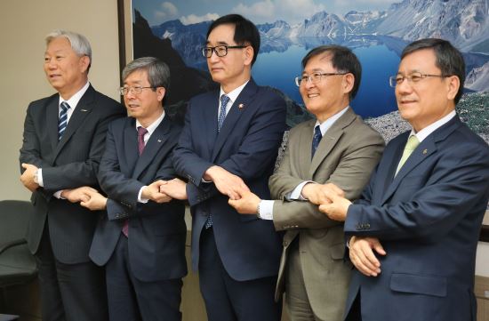 "지난달 20일 서울 세종로 정부서울청사에서 열린 자유학기제 지원 관련 과학특성화 대학 업무협약식에서 참석자들과 함께 포즈를 취하고 있다. 왼쪽부터 정무영 울산과학기술원 총장, 문승현 광주과학기술원 총장, 이준식 부총리, 강성모 한국과학기술원 총장, 신성철 대구경북과학기술원 총장. "