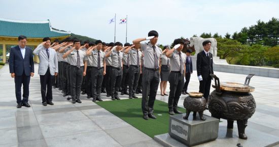 "3일 국방기술행정과 학생들이 국립대전현충원을 찾아 호국영령들의 숭고한 희생정신을 기리며 참배하고 있다. 대구과학대학 제공"