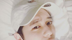 우태운, 흑백 패션 셀카 눈길