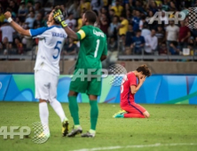 ‘통한의 패배’ 한국 올림픽 축구, 4강 진출 좌절… 역습 한 방에 무너져