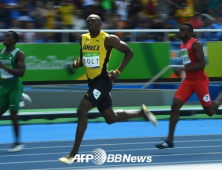 [리우 올림픽] 우사인 볼트, 100m 이어 200m도 석권… 3대회 연속 금메달