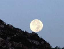 [오늘 날씨] 구름 사이 보름달…제주·남부 일부 비