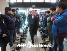 카메라 내려놓고 취재 거부하는 사진기자들