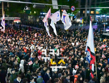 朴 대통령 ‘버티기’에 성난 촛불 민심… 헌정 사상 최대 인원 운집