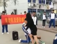 [쿠키영상] “결혼해주세요” 여선생님에게 공개 청혼한 중학생 제자, 그 결말은?