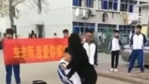[쿠키영상] “결혼해주세요” 여선생님에게 공개 청혼한 중학생 제자, 그 결말은?