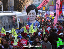 피켓 들고 행진하는 시민들