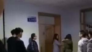 [쿠키영상] 지각한 벌로 서로를 향해 뺨따귀를? 몰지각한 중국 교수 해임