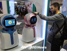 ‘CES 2017’에 전시된 로봇을 바라보고 있는 관람객