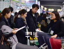 육아의 필수품, 유모차 구경하는 고르는 서울베이비키즈페어 관람객