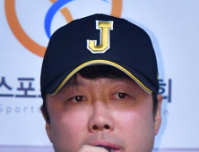 인사하는 최익성 감독