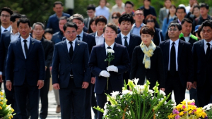 안철수, 故노무현 묘소 참배…“반칙·특권 없는 세상 정의로운 나라 만들겠다”