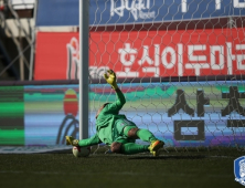 전북, '돌풍' 포항 꺾고 선두 유지… 수원은 시즌 첫 승