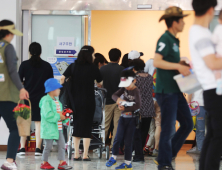 해외여행 가기 전 투표…인천공항 사전투표소 이용자 5000명 돌파