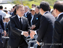 文대통령 “5·18 헬기사격 등 발포 진상조사”에 국방부 “필요한 조치 이행” 화답