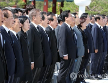 “사랑도 명예도 이름도 남김없이~” 문재인 대통령 ‘임을 위한 행진곡’ 제창