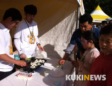 “우유의 날&치즈 페스티벌, 구운 치즈 시식하는 가족”