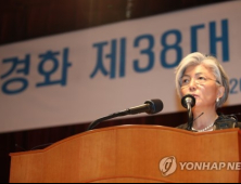 강경화 “한 이슈로 한일관계 규정 옳지 않아…지속적인 대화 필요”