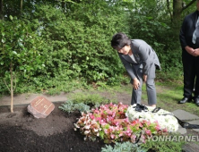 김정숙 여사, 통영 동백나무 공수해 윤이상 묘소 참배한 이유는