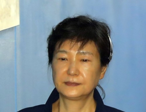 법원 “박근혜, 거동 곤란해 보이지 않아”…재판 출석 요구