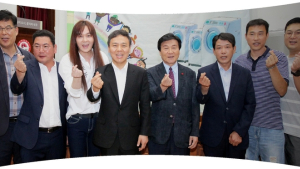 [쿠키 줌 업] '가수 김경호'도 참여한 다문화가정 100대 세탁기 전달식