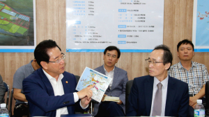 [쿠키 줌 업] 새만금지구 농업특화단지 찾은 김영록 농림부장관