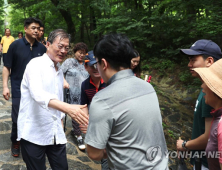 [순간 포착] 문 대통령, 첫 여름 휴가 이틀째 날 오대산 등반