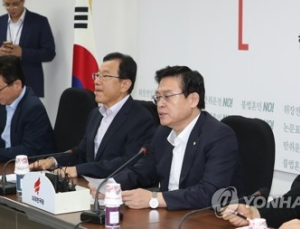 야당 “대한민국 안보는 휴가중”…文대통령 국정운영 비판
