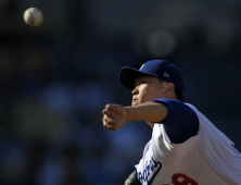 MLB 닷컴 “류현진이 PS 선발, 우드는 불펜으로”