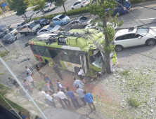 [종합] 전주서 승객 29명 태운 시내버스 전신주 '충돌'…11명 중·경상