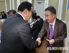 '국정운영고위과정' 참석자들과 인사하는 송재호 위원장