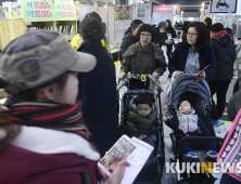 '제20회 서베키' 전시장 둘러보는 관람객들