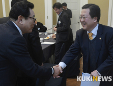 '국정운영고위과정' 참석자들과 인사 나누는 박춘섭 조달청장