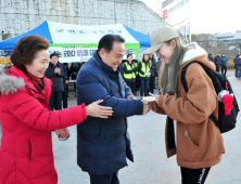 [포토] 수험생 응원하는 김영만 군수