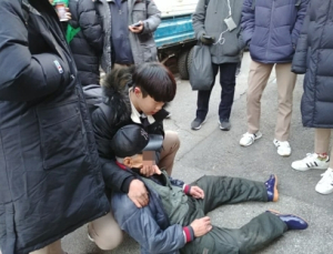 영하 11도 한파 속 쓰러진 노인에 패딩 벗어준 중학생들