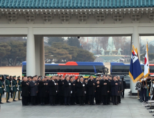 국기에 대한 경례하는 文 대통령