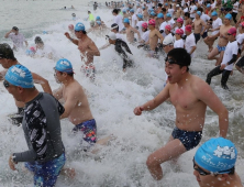 '이색' 해운대 북극곰 수영축제 4500명 참가