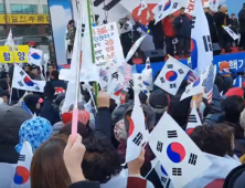 전직 외교관들이 ‘난데없이’ 색깔론을 들고 나왔다