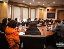 [순간 포착] 반장식 일자리수석, 고용불안 느끼는 연세대 청소·노동자 만났다