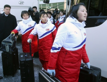 평창올림픽 참가하는 北 32인 양양 도착… 마침내 47명 한국 땅 밟다