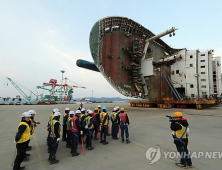 세월호 직립 작업 진행…“선체 원형 보존에 초점”