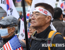 '박근혜 징역 24년 선고' 지지자들 '굳은 표정'