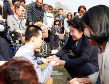 [순간 포착] 김정숙 여사, 靑 찾은 시설 관계자·환우들 손잡고 환영… 건강 기원