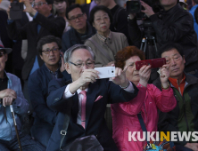 [남북정상회담]  두 정상의 만남에 '시선고정'