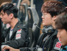 [MSI] 플래시 울브즈, 에보스에 한 수 지도하며 첫 승 신고