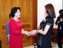 윤아 격려하는 김정숙 여사