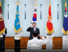 신임 해군참모총장 경례받는 문 대통령