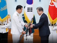 문재인 대통령, 심승섭 신임 해군참모총장 보직 및 진급 신고 받아