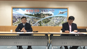 '가림막 치고 돈 받은' 진주남강유등축제 입장료 폐지