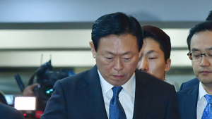 신동빈 회장 부재 속 롯데쇼핑 '울고'  롯데케미칼 '웃고'